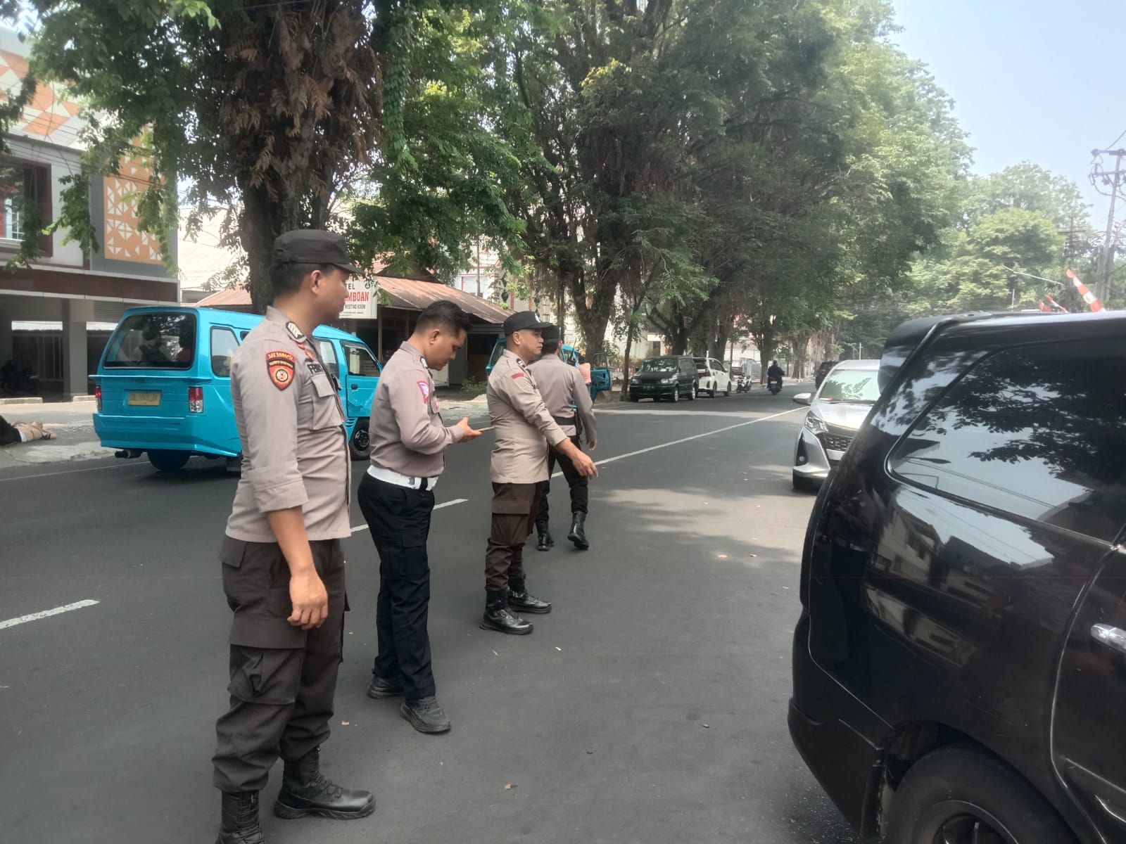 POLSEK WANEA BERSAMA PERSONEL KEPOLISIAN POLDA SULUT LAKUKAN PENGAWASAN DAN PENGAMANAN SPBU 74.955.05 DI JALAN SAMRATULANGI.KOTA MANADO