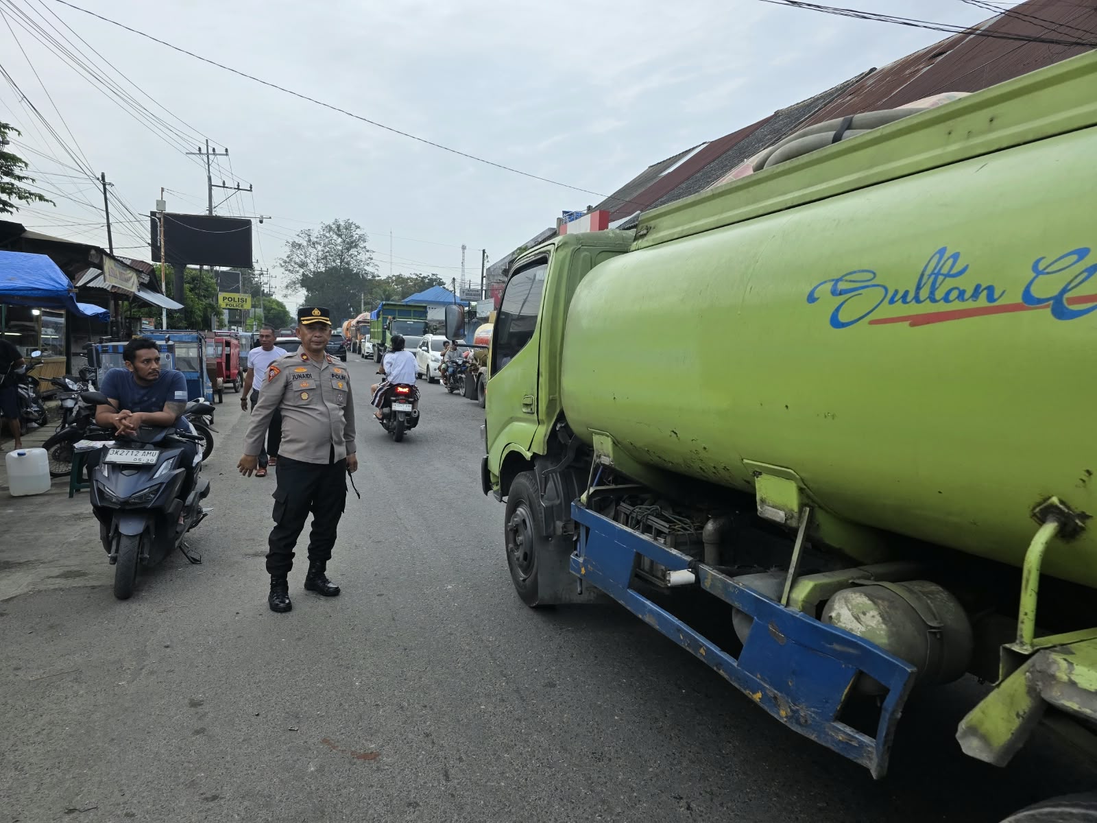 Kapolsek Pancur Batu Turun Langsung Atur Lalu Lintas di Pajak Pancur Batu