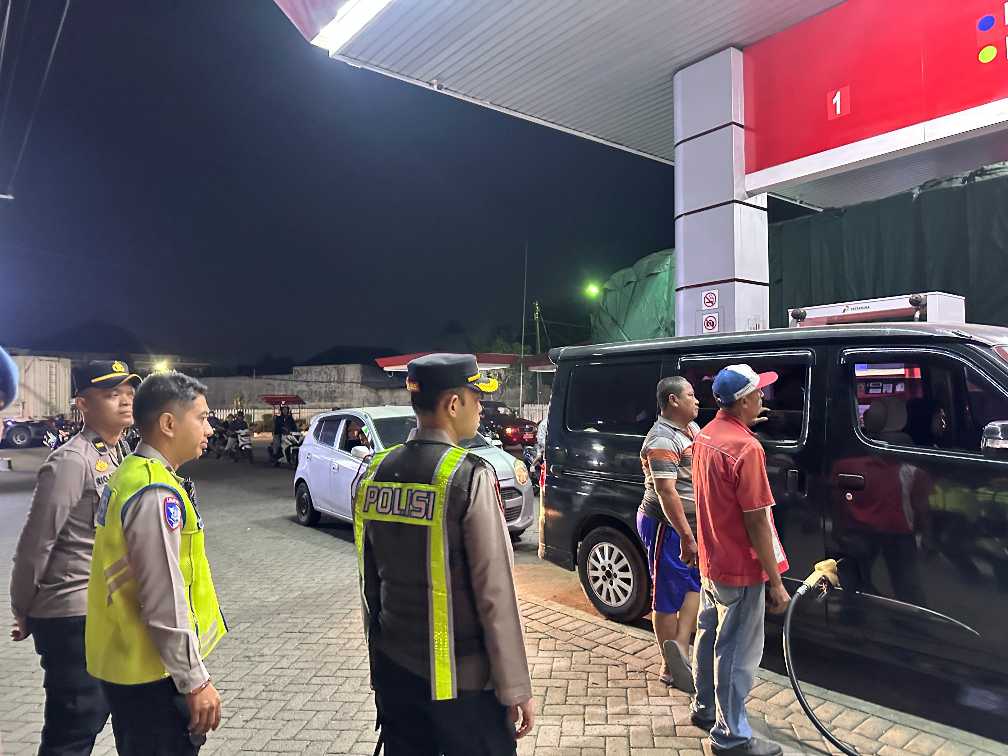 Kapolres Pasuruan Patroli Cek Langsung sejumlah SPBU, Pastikan Stok BBM Aman dan Antrean Normal