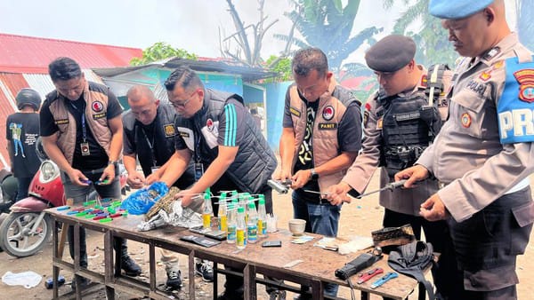 Dalam Kegiatan Gerebek Sarang Narkoba Di Kuta Limbaru, Polisi Temukan Sepucuk Pistol Dan Sejumlah Senjata Tajam